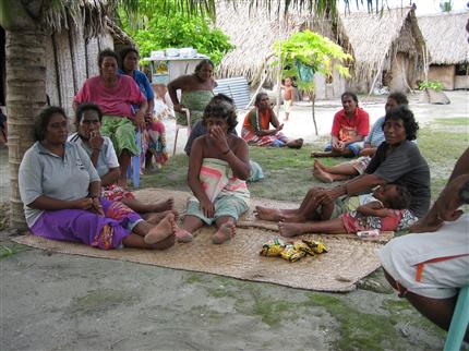 Kvinder fra atollen Ontong Java fortæller om Taro-dyrkning. Taroen er en form for roe, som anvendes i madlavningen.