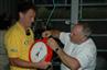 Azorerne, September 2006, Aage Boesen Pedersen, fiskemester, og Jesper Møller, forskningsassistent ved DMU, gør klar til at veje skildpadden