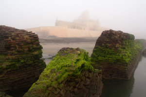 Den yderste mur fra voldgraven. Fort Dansborg i baggrunden. Foto Simon Rastén